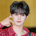 「脚の長さ2m？」ZEROBASEONEキム・ギュビン、非現実的な“バグリ”スタイルにファン騒然【PHOTO】 画像