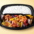 こだわりの唐揚げがリニューアル！オリジン夏の人気弁当「鶏となすの黒酢あん弁当」本日より発売！ 画像