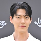 「なぜ京都に!?」“余命宣告”告白でも話題のキム・ウビン、来日中に見せた愛嬌モードにファン悶絶！ 画像
