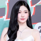 “ほぼ下着”衣装が話題を集めたaespa・ニンニン、胸元ざっくりドレスで大人な魅力全開！【PHOTO】 画像