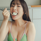 ほおばる姿にキュン！高崎かなみが『週刊SPA！』で水着ショットを公開 画像