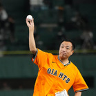 ナイツ、東京ドームの巨人×日本ハム戦で始球式に登場！ 塙「練習の成果が出ました」 画像