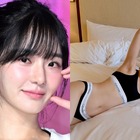 夏先取りの“開放的スイムウェア”で注目された『イカゲーム3』女優、CKアンダーウェアで寝室妖艶ポーズ【PHOTO】 画像