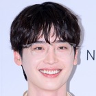 俳優イ・ジョンソク、主演ドラマ『瑞草洞＜ソチョドン＞』で共演女優と甘々な空気感…ポスター公開 画像
