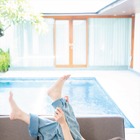 SKE48・鎌田菜月、脱ぎかけデニムから美尻あらわに！1st写真集の再重版決定で追加カット公開 画像