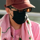 G-DRAGONがピンクのド派手ファッションで空港に、カラフルなネイルと腕のタトゥーにも注目【PHOTO】 画像