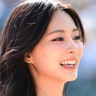 TWICE・ツウィ、“伝説更新”の大胆イメチェン！ピンク髪×青目のへそチラSHOTでファンを撃ち抜く【PHOTO】 画像