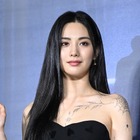 胸の間にもうっすらと…“全身タトゥー”を除去中のナナ、滑らかな肌に残る痕に注目集まる 画像