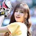 美くびれ際立つ大胆フォーム…IVE・リズ、始球式に登場！ピザ70枚の差し入れも話題に【PHOTO】 画像