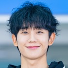 俳優チョン・ヘイン、イタリアの博物館で見せた“彫刻級”の美しさ！現地の職員も魅了【PHOTO】 画像