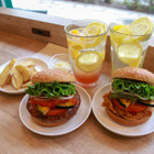 【実食】ジューシーな肉と夏野菜！フレッシュネスの“夏バーガー”は「味変」もおすすめ 画像