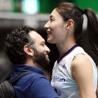 “バレー女帝”が日本に!? ポーランド代表監督とのアツい2ショット公開 画像