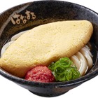 “ふわとろオムレツ”をのせた新感覚うどん！はなまるうどん、「ふわとろ明太オムうどん」を明日から3日間限定で販売 画像