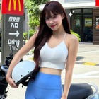こんな薄着で大丈夫？韓国チアガール、大胆レギンスの“バイク女子”に変身「スタイルが素晴らしい」【PHOTO】 画像