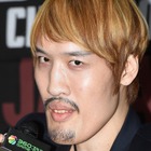 巨人チェ・ホンマン、“韓国サッカーの英雄”をお姫様抱っこ　相手は恥ずかしがって乙女のような照れ隠し 画像