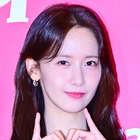 少女時代・ユナ、黒スーツ＆赤シャツの“イケメン”な魅力披露！共演俳優と雑誌の表紙に登場 画像