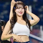 直視できない…韓国チア、キケンな前屈みスイムウェアに反響爆発「ボリュームがスゴイ」「魅力的すぎ」【PHOTO】 画像