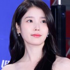 IU、“13年の付き合い”になる男性ボディガードとのツーショットに胸キュン「2人とも可愛すぎ」【PHOTO】 画像