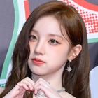 露出度高すぎない？i-dle・ウギ、腰までざっくり開いた“背中丸見え”衣装にファン衝撃【PHOTO】 画像