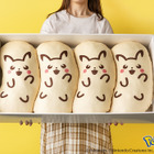 “ピカチュウ”デザインの東京ばな奈が巨大クッションに！箱のサイズは通常の約4倍 画像