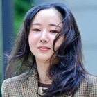 【独自写真】“NewJeansの母”ミン・ヒジン氏が公の場に登場　HYBEとの裁判に出廷、報道陣には無言の笑顔 画像