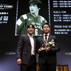 故ユ・サンチョル氏の息子が代理登壇も。「Kリーグ名誉の殿堂」第2回殿堂入り者の表彰実施 画像