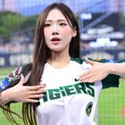 衣装がはち切れそう…韓国プロ野球の19歳チア、ぴたぴたユニホーム姿でファン魅了「最高ですね！」【PHOTO】 画像