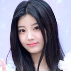 「透明感えぐい」ILLIT・ウォンヒ、“毛穴ゼロ”の美肌が輝く至近距離SHOTに反響！【PHOTO】 画像