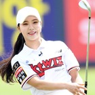“純白ミニスカ”でしゃがみ込んで…ミス・コリア出身ゴルファー、美脚チラリの近況SHOTにファン虜【PHOTO】 画像