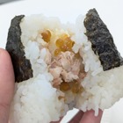 ファミマ、老舗ぼんご監修おむすび新発売！“握らない技”を機械で再現する新次元へ 画像