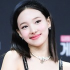 「反則です」TWICE・ナヨン、“胸元ぱっくり”ワンピで大人の魅力！上目遣いSHOTにファン悶絶【PHOTO】 画像