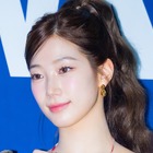 LE SSERAFIM・カズハ、ざっくり肩見せニット姿で魅了…アンニュイな表情にファンため息【PHOTO】 画像