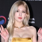 インナー露出が物議を醸したチョン・ソミ、超タイトパンツで魅せた“圧巻スタイル”「とんでもないボディ」【PHOTO】 画像