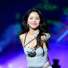 腰の線がくっきり…ソラ、モノキニ姿で妖艶な肌見せ！爽やかなプールサイドSHOTで視線強奪【PHOTO】 画像