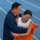 フィニッシュ直後に“不適切な身体接触”？女性ランナーに対する男性監督の行為が韓国で問題視 画像