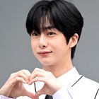 MONSTA X・ヒョンウォン、甘すぎるビジュで話題…ピンクカーデのオフショットにファン悶絶【PHOTO】 画像