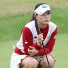 深めのスリットから生脚チラッ…韓国22歳女子ゴルファー、大胆な肩見せドレスに大絶賛「美の女神」【PHOTO】 画像