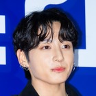 BTS・JUNG KOOK、鍛え上げられた腹筋がチラ見え…米雑誌『Rolling Stone』のカバーに登場 画像