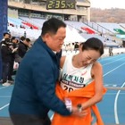 フィニッシュ後に無理やり抱き寄せ…女性ランナーへの“身体接触”が問題視された韓国男性監督、重い懲戒処分に 画像