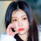 「雪の妖精だ…」ILLIT・ウォンヒ、上目遣いが反則級！ふわふわ真っ白コーデにキュン【PHOTO】 画像