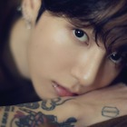 熱愛説も話題のBTS・JUNG KOOK、ファッション誌の表紙に　疑惑のカップルタトゥーは写らず【PHOTO】 画像