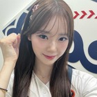 ゆるめの胸元にドキッ…元アイドルの日本人チア、大胆なミニスカサンタコスでファン悩殺【PHOTO】 画像