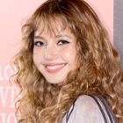 首には“新しいタトゥー”が！ BLACKPINK・リサ、妖艶さも愛らしさも見せる未公開写真を次々と投稿【PHOTO】 画像