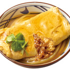 だし巻き玉子をまるまる1本乗せた一杯！丸亀製麺、新作「だし玉肉づつみうどん」14日より販売 画像
