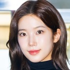 LE SSERAFIM・カズハ、スキニーパンツで際立つ“美脚”に視線集中！ブラックコーデで出国【空港写真】 画像