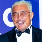 東京の5億円豪邸が話題となった秋山成勲、バッグから次々“高級アイテム”が登場！「本物のダイヤ？」 画像