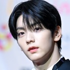 TXT・スビン、正統派ブラックスーツで魅了…気品あふれる佇まいでファンを虜に「これは反則」【PHOTO】 画像