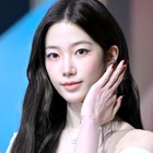 布面積少なすぎ？LE SSEAFIM・カズハ、“美背中全開”ドレスに釘づけ「息できない」「えぐぅぅぅう」 画像