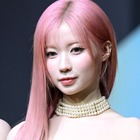 見えちゃいそう…日本人K-POPアイドル、“危険な寝そべりポーズ”でファンを虜に「ヤバい」「美しすぎる」 画像