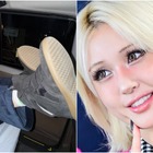 日本旅行中のK-POP歌手、無礼な行動で物議…公共マナー論争が勃発した“足上げ”写真 画像